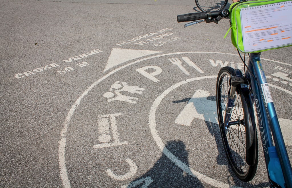 Bici "Girolibero" parcheggiata su segnaletica di una pista ciclabile, percorsi ciclabili in Repubblica Ceca